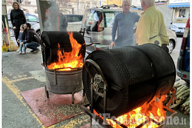 Pinerolo: Domenica pomeriggio in piazza Roma per la "Castagnata AVIS"