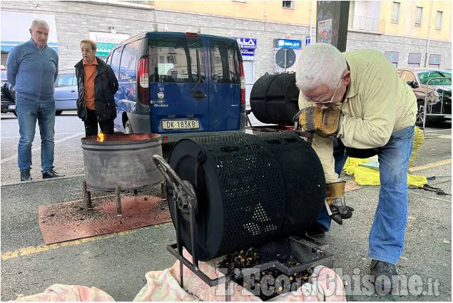Pinerolo: Domenica pomeriggio in piazza Roma per la "Castagnata AVIS"