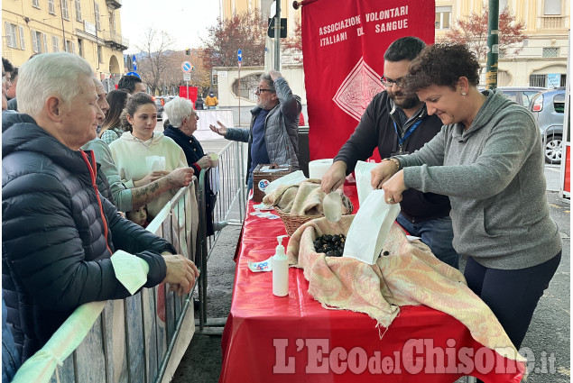 Pinerolo: Domenica pomeriggio in piazza Roma per la "Castagnata AVIS"