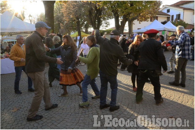 Virle: successo alla fiera del nespolo germanico e della zucca