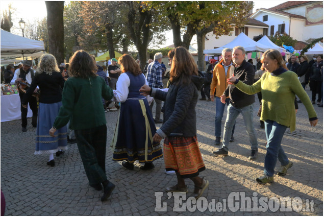 Virle: successo alla fiera del nespolo germanico e della zucca