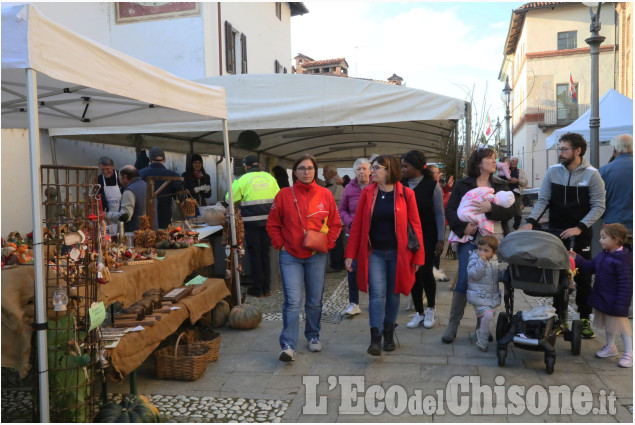 Virle: successo alla fiera del nespolo germanico e della zucca