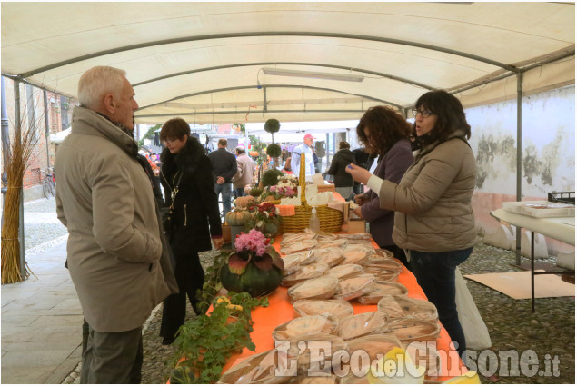 Virle: successo alla fiera del nespolo germanico e della zucca