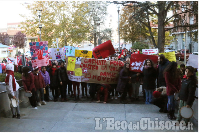 None: corteo delle scuole e una mattonella per le donne