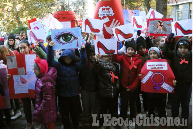 None: corteo delle scuole e una mattonella per le donne