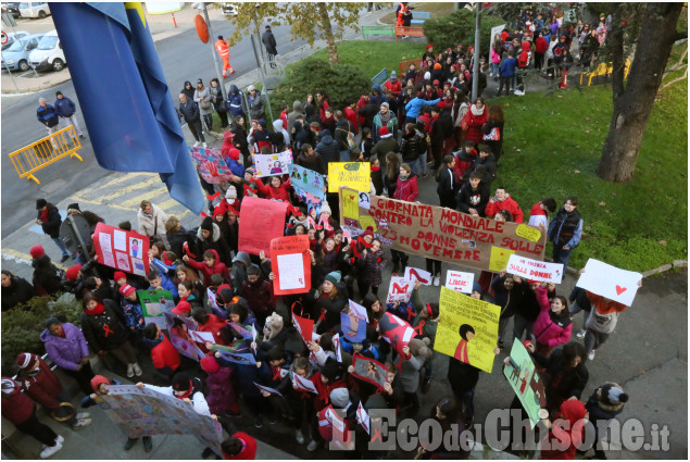 None: corteo delle scuole e una mattonella per le donne