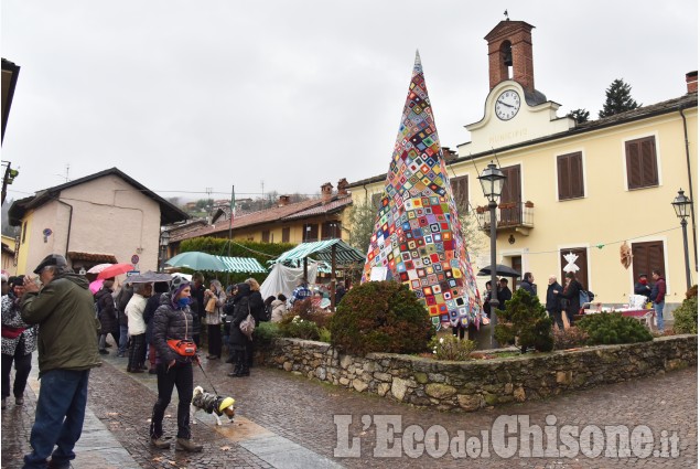 Cantalupa: Un albero di Natale colorato fatto all'uncinetto