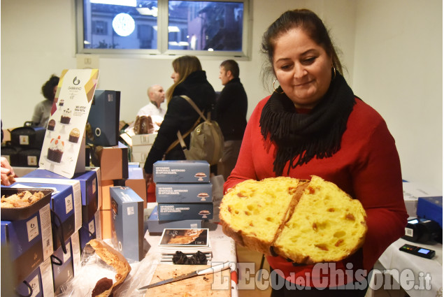 Pinerolo: Panettone in vetrina 
