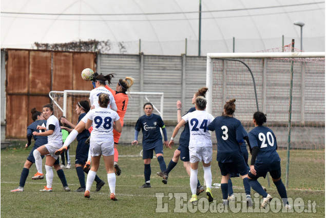 Calcio: il Pinerolo femminile festeggia vincendo il big-match