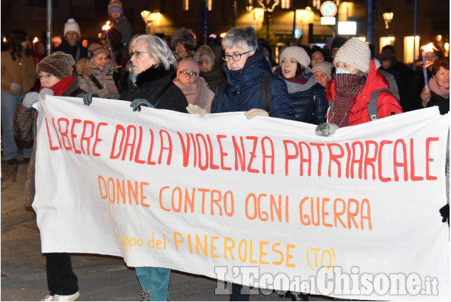 Pinerolo Fiaccolata,solidarieta con le donne iraniane