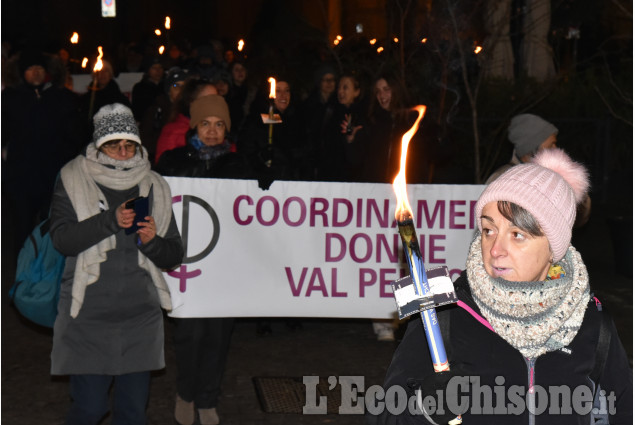 Pinerolo Fiaccolata,solidarieta con le donne iraniane