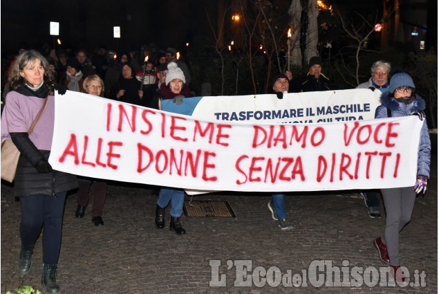 Pinerolo Fiaccolata,solidarieta con le donne iraniane