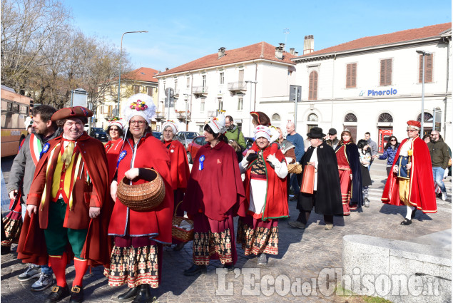 Pinerolo: Gianduja a spasso per la città 