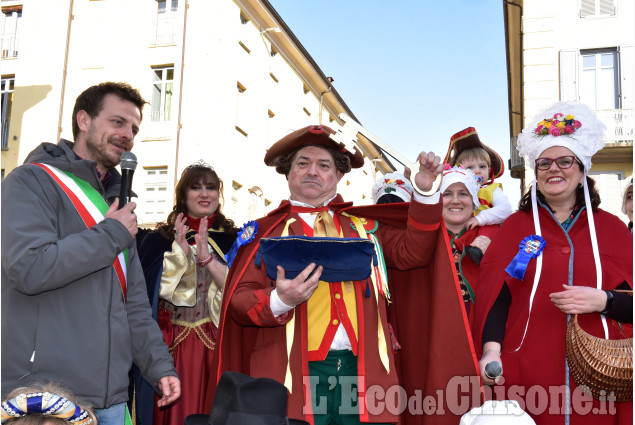 Pinerolo: Gianduja a spasso per la città 