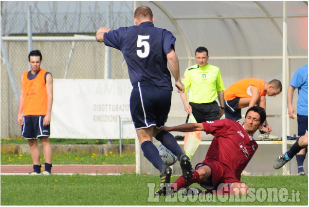 Tackle di Vailatti sul pinerolese Rabottini