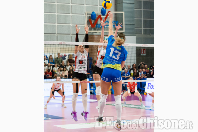 Volley A1, emozionante rimonta delle pinerolesi