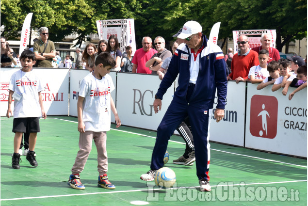 Pinerolo:Un campione per amico in piazza fontana 