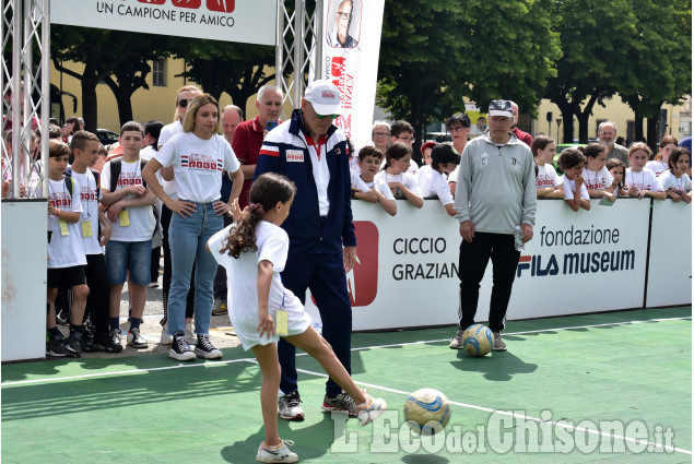 Pinerolo:Un campione per amico in piazza fontana 