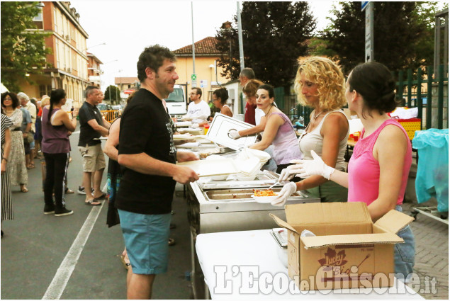 None: grande adesione alla cena solidale