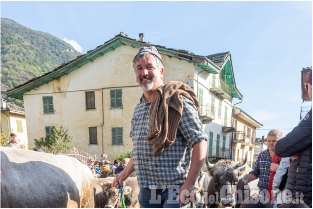 Bobbio Pellice: Tanta gente alla fiera d'la Calà