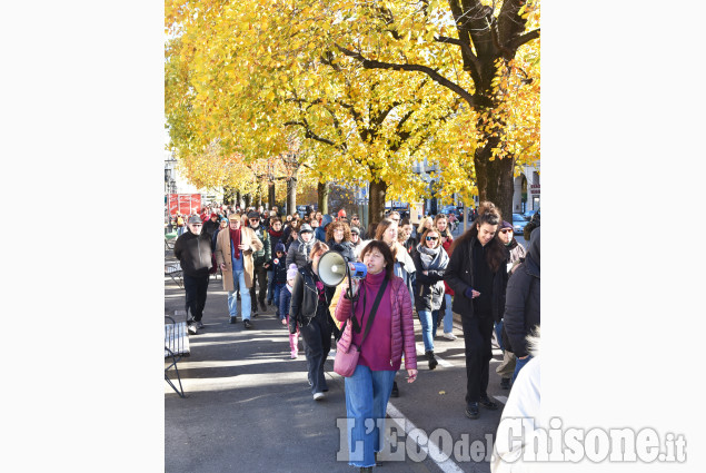 Pinerolo:Corteo del 25 Novembre per dire No alla violenza contro le donne