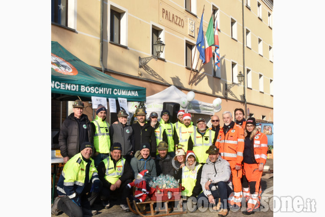 Cumiana, il mercatino con balli musica e Babbo Natale