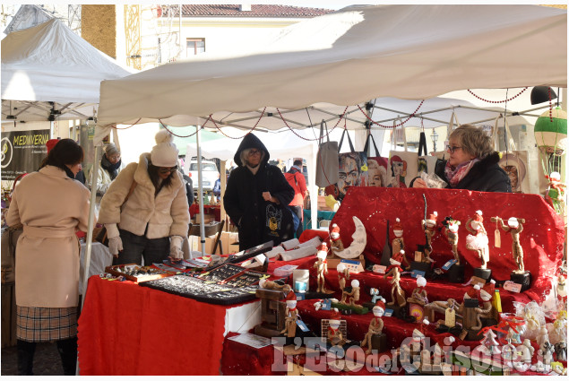 Cumiana, il mercatino con balli musica e Babbo Natale