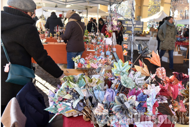 Cumiana, il mercatino con balli musica e Babbo Natale