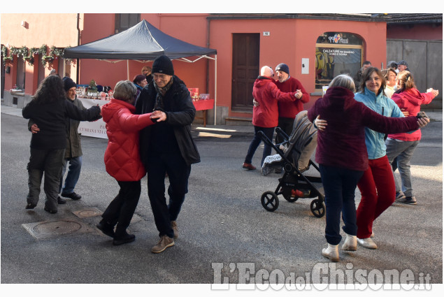 Cumiana, il mercatino con balli musica e Babbo Natale