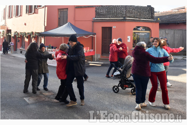 Cumiana, il mercatino con balli musica e Babbo Natale