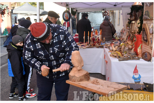 Cumiana, il mercatino con balli musica e Babbo Natale