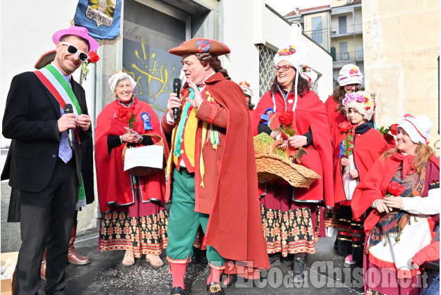 Grande partecipazione al Carnevale di Pinerolo tra maschere al pomeriggio, carri e musica in serata