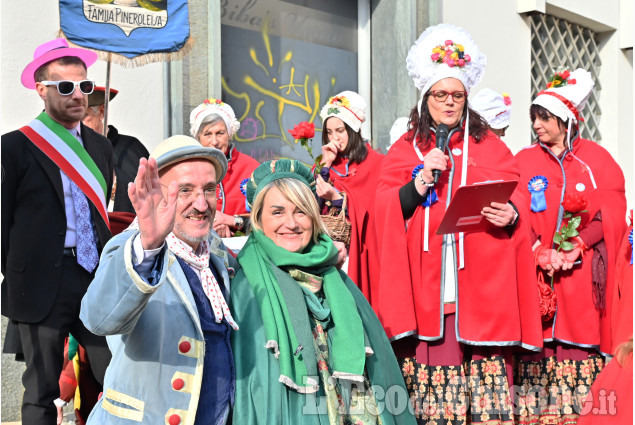 Grande partecipazione al Carnevale di Pinerolo tra maschere al pomeriggio, carri e musica in serata