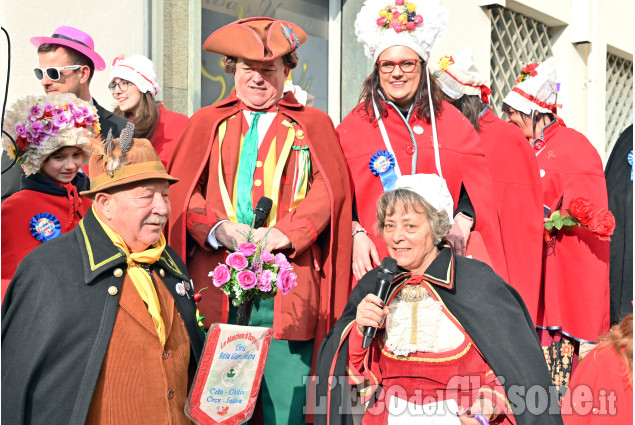 Grande partecipazione al Carnevale di Pinerolo tra maschere al pomeriggio, carri e musica in serata