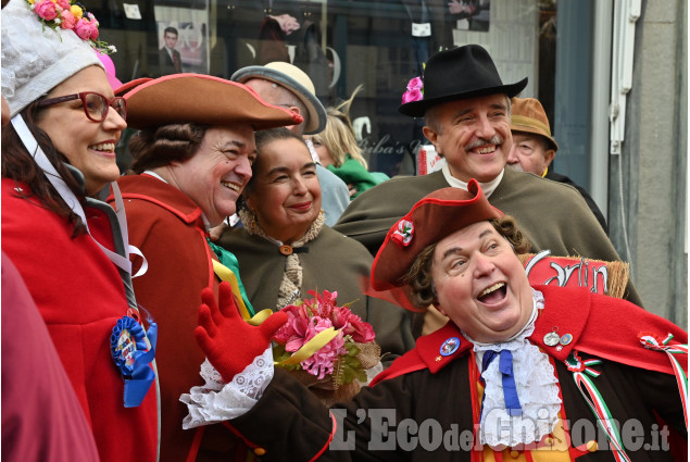 Grande partecipazione al Carnevale di Pinerolo tra maschere al pomeriggio, carri e musica in serata