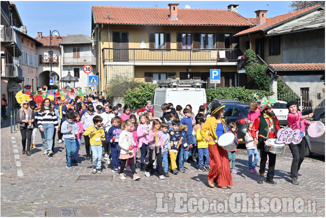 A San Secondo scuola e paese in festa per la sfilata di pupazzi vaganti 