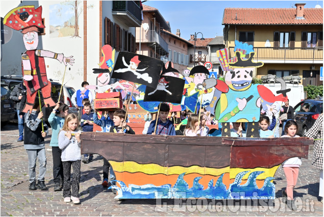 A San Secondo scuola e paese in festa per la sfilata di pupazzi vaganti 