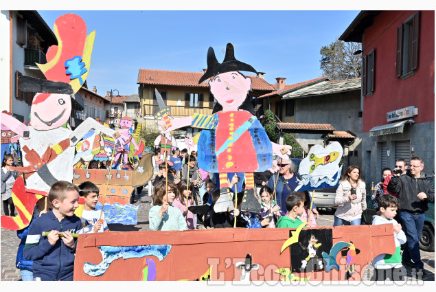 A San Secondo scuola e paese in festa per la sfilata di pupazzi vaganti 