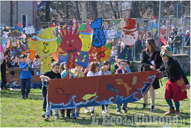 A San Secondo scuola e paese in festa per la sfilata di pupazzi vaganti 