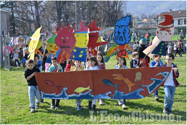 A San Secondo scuola e paese in festa per la sfilata di pupazzi vaganti 