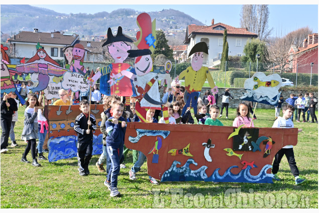 A San Secondo scuola e paese in festa per la sfilata di pupazzi vaganti 