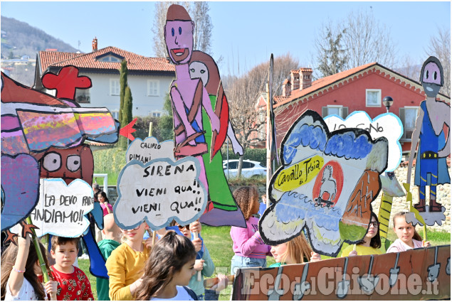 A San Secondo scuola e paese in festa per la sfilata di pupazzi vaganti 