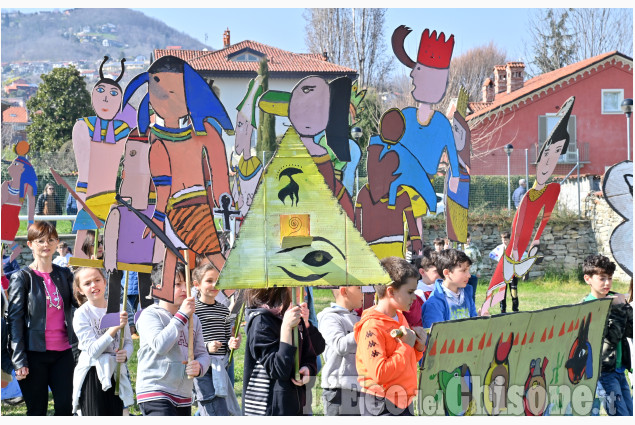 A San Secondo scuola e paese in festa per la sfilata di pupazzi vaganti 