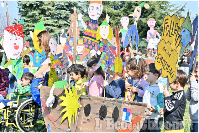 A San Secondo scuola e paese in festa per la sfilata di pupazzi vaganti 