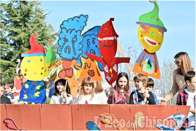 A San Secondo scuola e paese in festa per la sfilata di pupazzi vaganti 