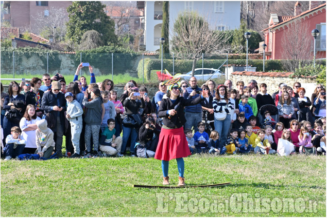 A San Secondo scuola e paese in festa per la sfilata di pupazzi vaganti 