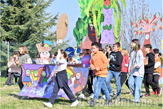 A San Secondo scuola e paese in festa per la sfilata di pupazzi vaganti 