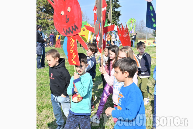 A San Secondo scuola e paese in festa per la sfilata di pupazzi vaganti 