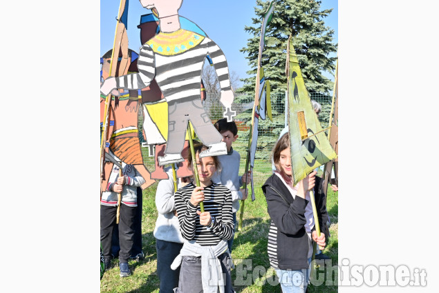 A San Secondo scuola e paese in festa per la sfilata di pupazzi vaganti 