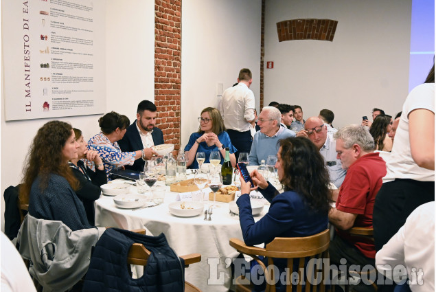 Cena sezionale degli arbitri pinerolesi: tantissimi giovani e quote rosa in grande crescita.